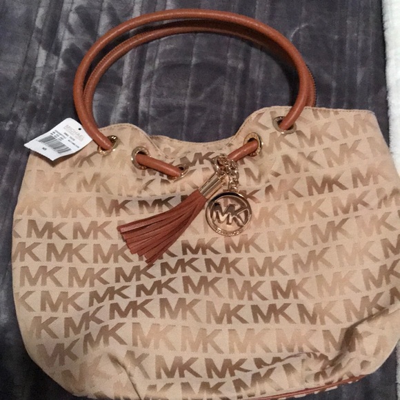 Michael Kors Handbags - Michael Kors handbag (New) tan cream w/gold tote